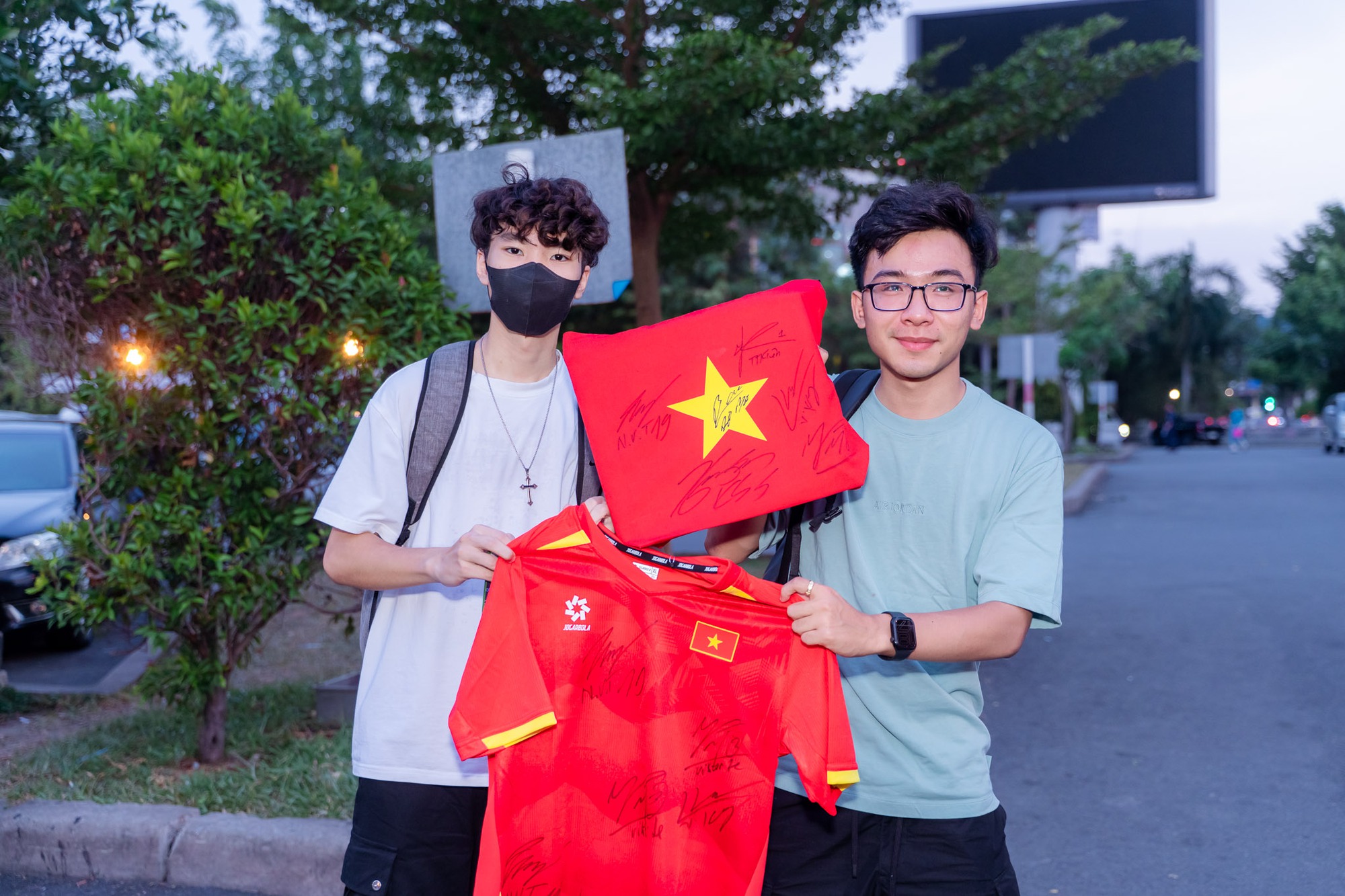 Nóng: U23 Việt Nam đã mang cúp vô địch về TP.HCM, hotboy Đình Bắc khiến fan xót xa với vết thương trên cổ- Ảnh 7. Nóng: U23 Việt Nam đã mang cúp vô địch về TP.HCM, hotboy Đình Bắc khiến fan xót xa với vết thương trên cổ- Ảnh 7.