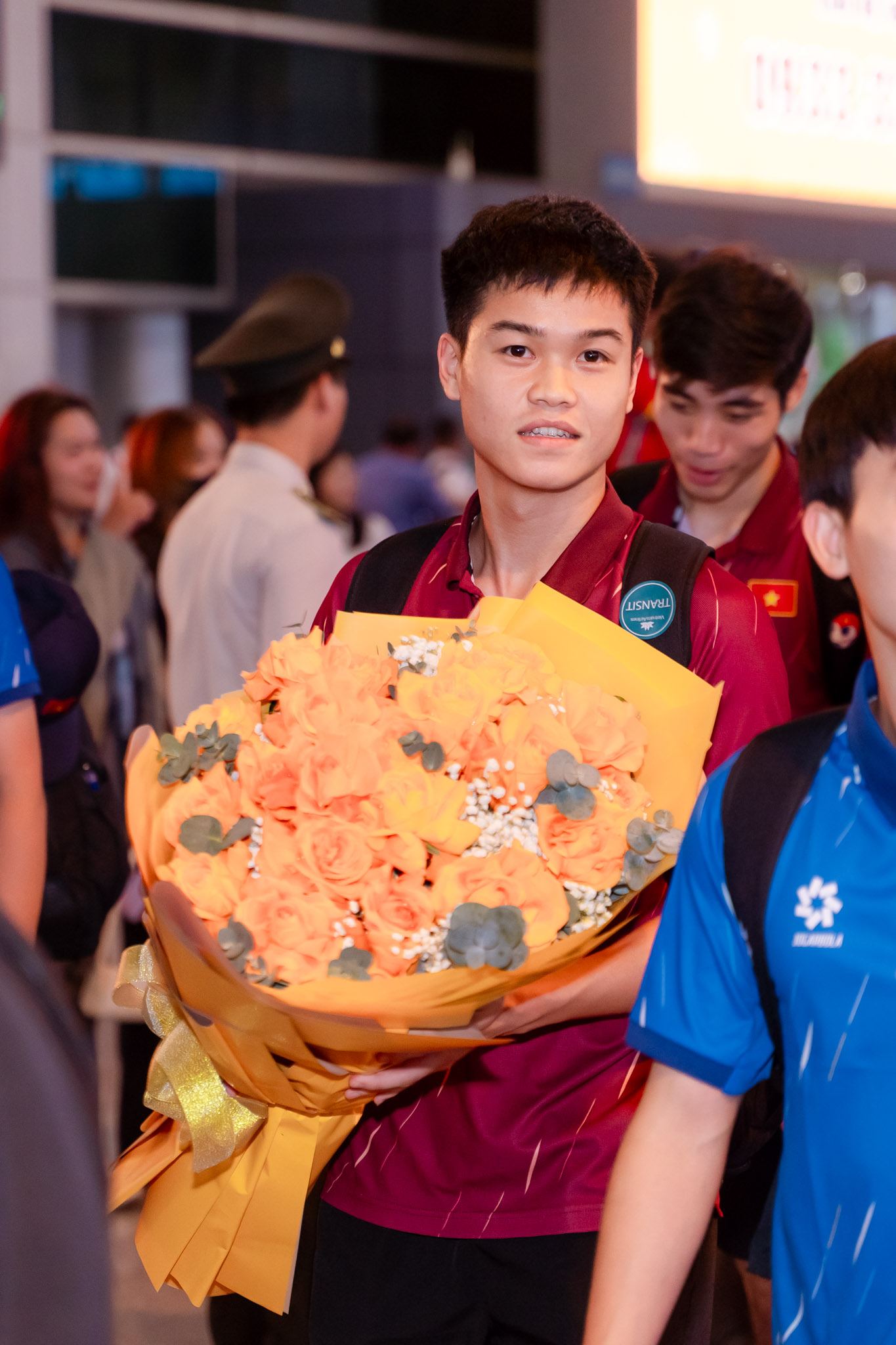 Nóng: U23 Việt Nam đã mang cúp vô địch về TP.HCM, hotboy Đình Bắc khiến fan xót xa với vết thương trên cổ- Ảnh 6. Nóng: U23 Việt Nam đã mang cúp vô địch về TP.HCM, hotboy Đình Bắc khiến fan xót xa với vết thương trên cổ- Ảnh 6.