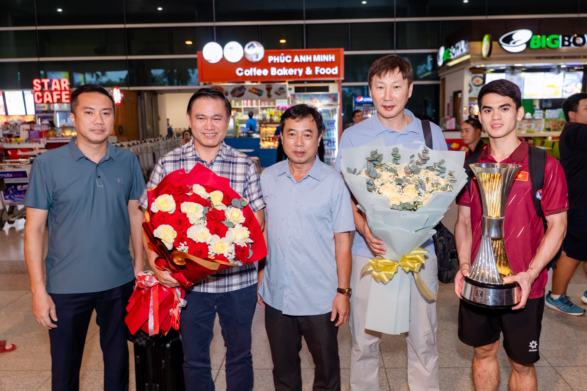 Nóng: U23 Việt Nam đã mang cúp vô địch về TP.HCM, hotboy Đình Bắc khiến fan xót xa với vết thương trên cổ- Ảnh 5. Nóng: U23 Việt Nam đã mang cúp vô địch về TP.HCM, hotboy Đình Bắc khiến fan xót xa với vết thương trên cổ- Ảnh 5.