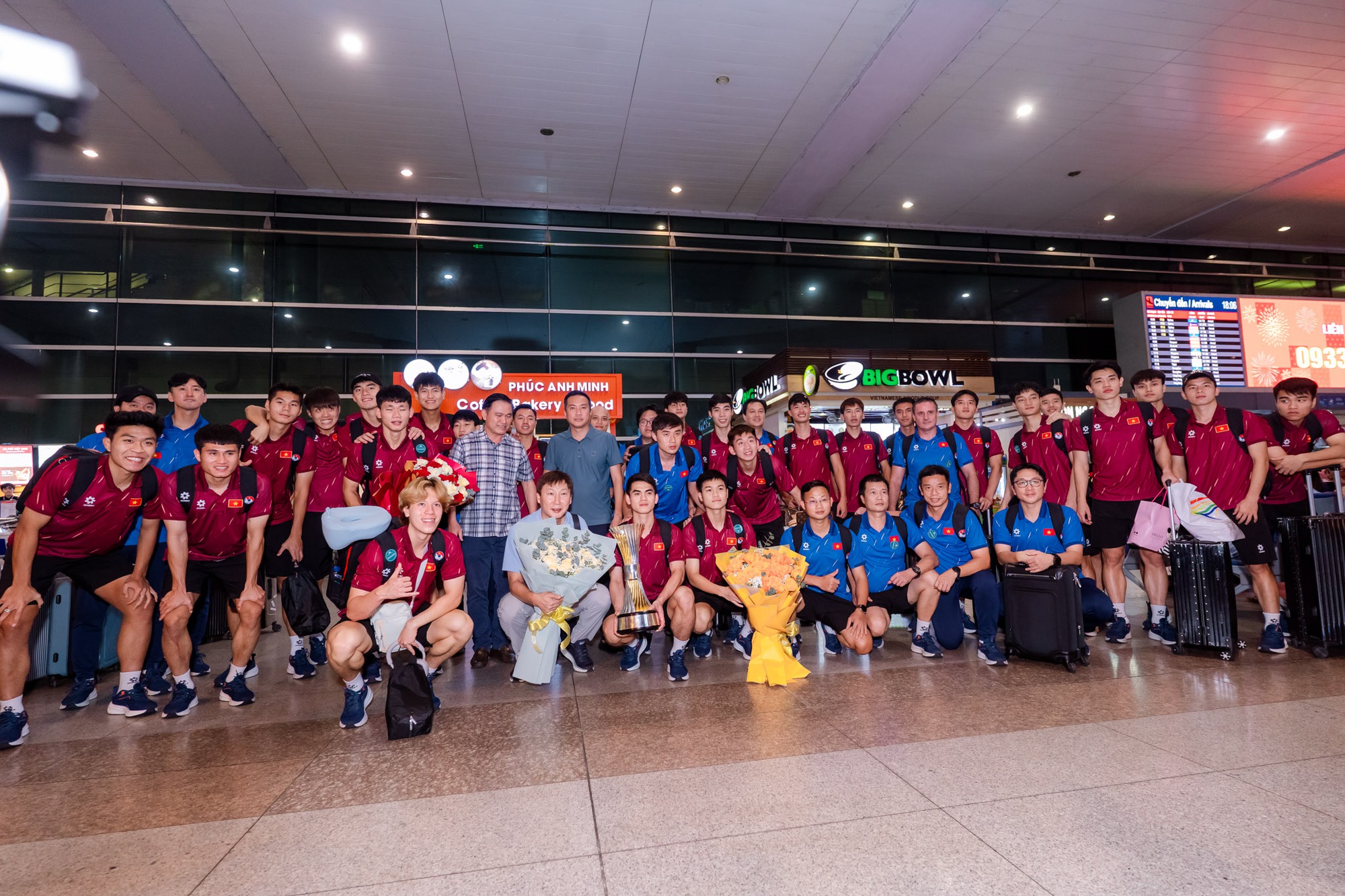 Nóng: U23 Việt Nam đã mang cúp vô địch về TP.HCM, hotboy Đình Bắc khiến fan xót xa với vết thương trên cổ- Ảnh 1. Nóng: U23 Việt Nam đã mang cúp vô địch về TP.HCM, hotboy Đình Bắc khiến fan xót xa với vết thương trên cổ- Ảnh 1.