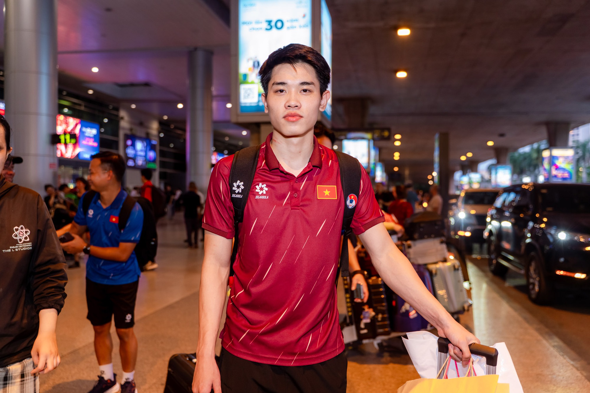 Nóng: U23 Việt Nam đã mang cúp vô địch về TP.HCM, hotboy Đình Bắc khiến fan xót xa với vết thương trên cổ- Ảnh 3. Nóng: U23 Việt Nam đã mang cúp vô địch về TP.HCM, hotboy Đình Bắc khiến fan xót xa với vết thương trên cổ- Ảnh 3.