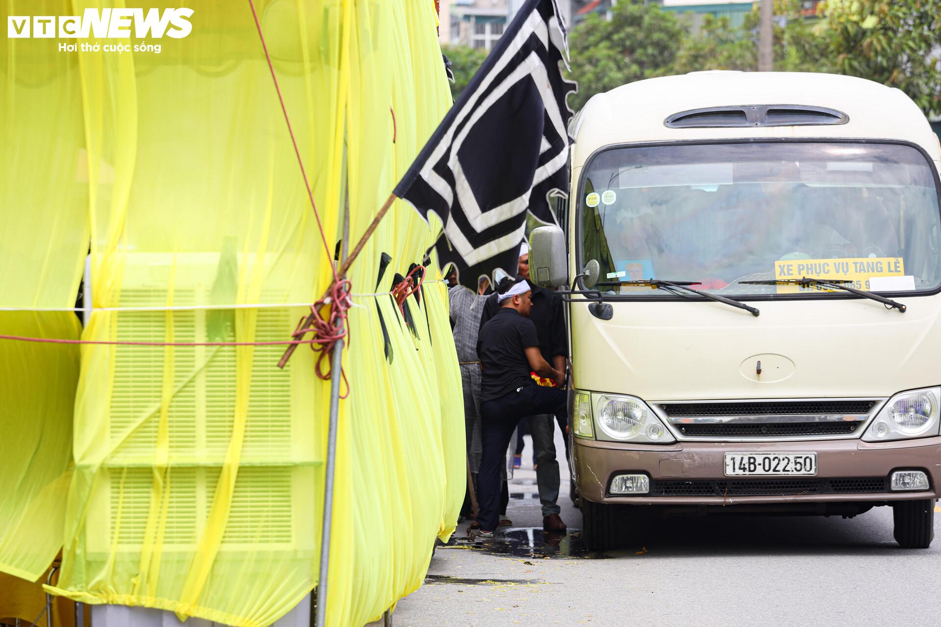 Người đàn ông gục ngã bên linh cữu bố mẹ và vợ, con thơ vẫn mất tích ngoài biển- Ảnh 1.