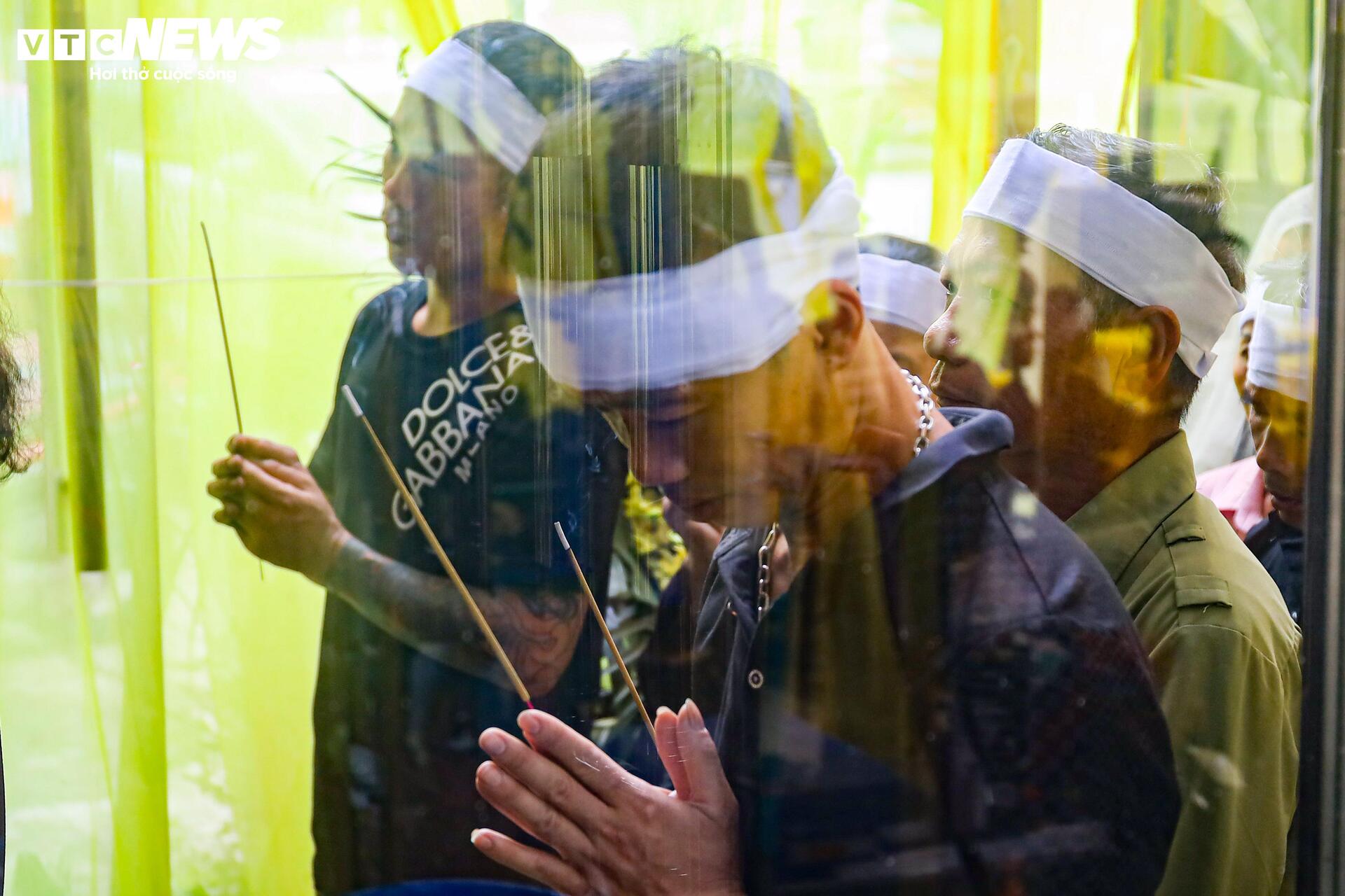 Người đàn ông gục ngã bên linh cữu bố mẹ và vợ, con thơ vẫn mất tích ngoài biển- Ảnh 6.