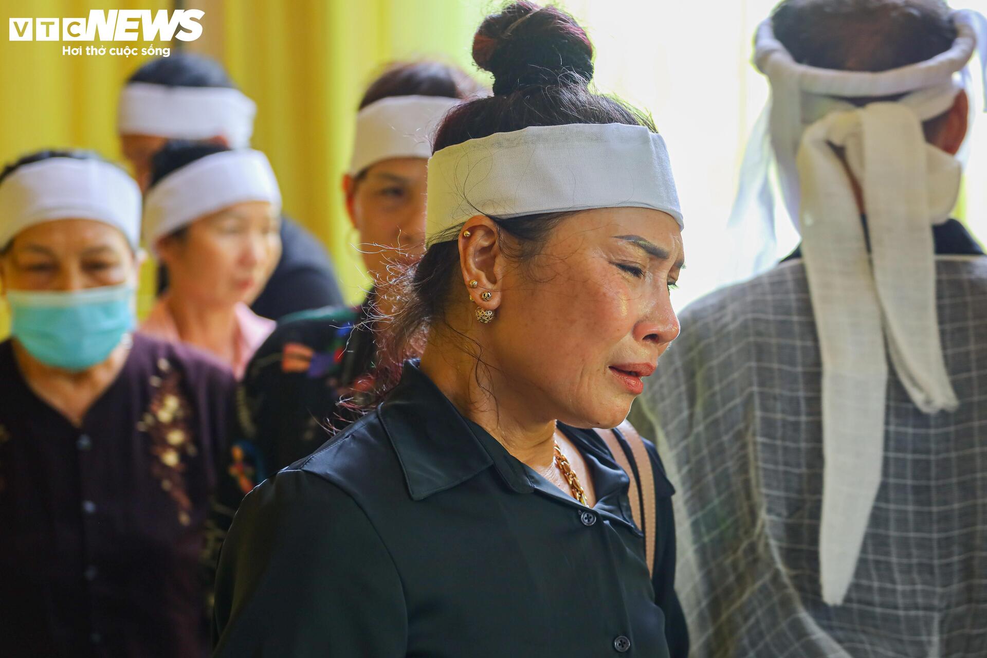 Người đàn ông gục ngã bên linh cữu bố mẹ và vợ, con thơ vẫn mất tích ngoài biển- Ảnh 8.