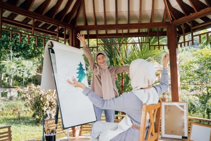 Cách kiểm soát tình trạng phù bạch huyết ở bệnh nhân ung thư vú- Ảnh 3. A picture containing bed, porch Description automatically generated