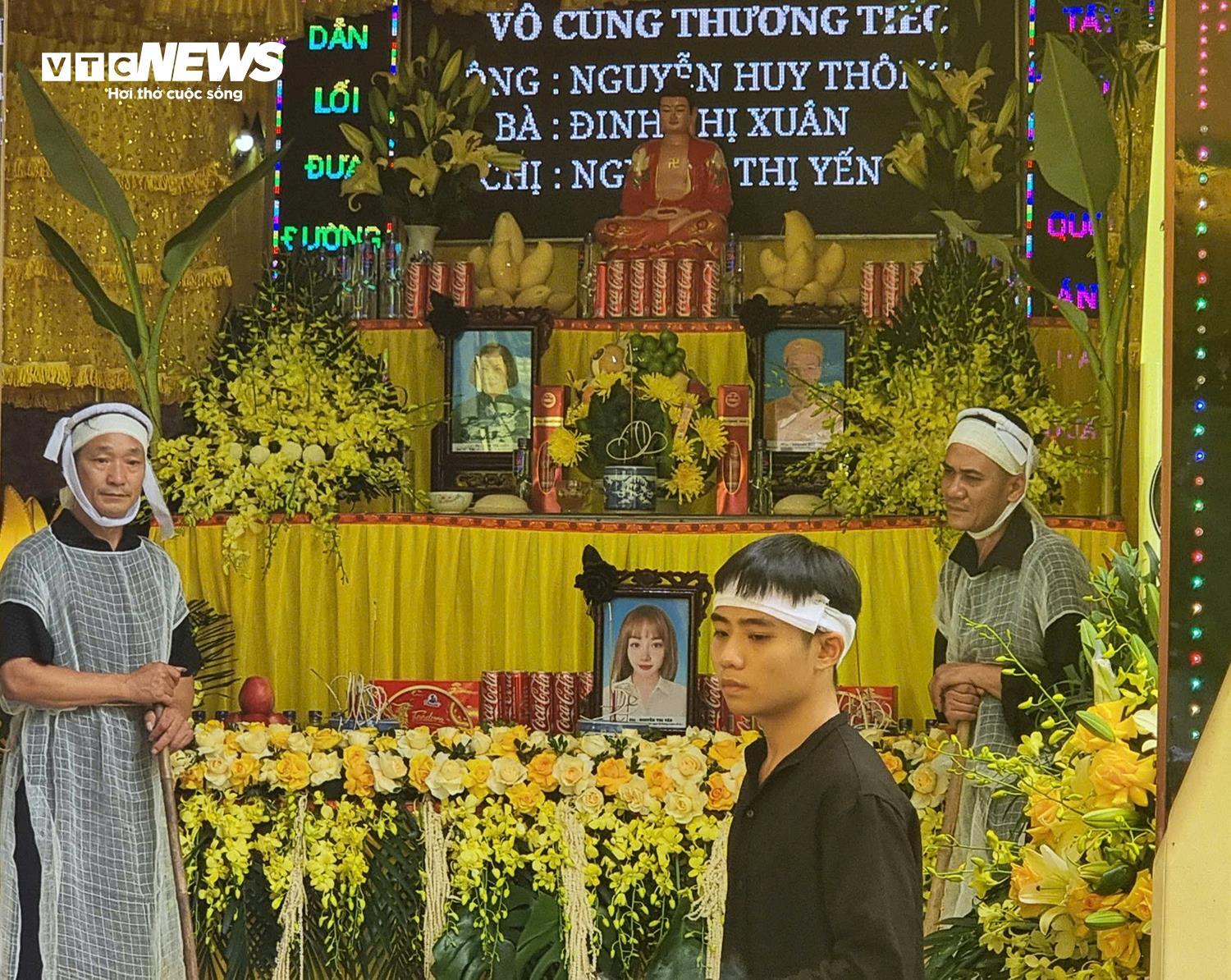 Người đàn ông gục ngã bên linh cữu bố mẹ và vợ, con thơ vẫn mất tích ngoài biển- Ảnh 2.