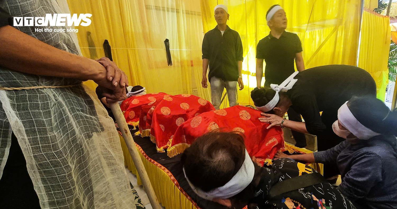 Người đàn ông gục ngã bên linh cữu bố mẹ và vợ, con thơ vẫn mất tích ngoài biển- Ảnh 4.