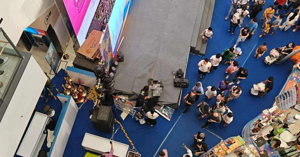 Người đàn ông nằm bất động tại tầng 1 trung tâm thương mại ở Long Biên, sau cú rơi từ tầng cao