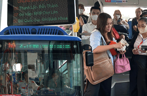 Người dân TP.HCM hào hứng đi thử xe buýt điện mới toanh, tiết lộ điều bất ngờ ngay từ ngày đầu tiên vận hành