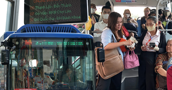 Người dân TP.HCM hào hứng đi thử xe buýt điện mới toanh, tiết lộ điều bất ngờ ngay từ ngày đầu tiên vận hành