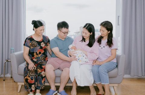 Khi sữa mẹ trở thành ‘cầu nối yêu thương’ trong gia đình đa thế hệ