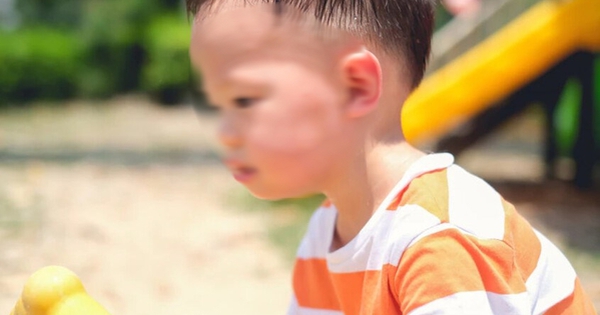 Cảnh báo nguy cơ say nắng ở trẻ nhỏ trong mùa hè: 5 bước sơ cứu khẩn cấp cha mẹ cần biết