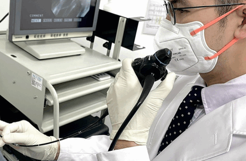 Chảy mũi có mùi hôi sau 5 ngày nâng mũi, người phụ nữ tá hỏa phát hiện “thứ bị bỏ quên” bên trong