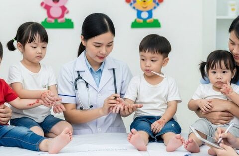 Virus EV71 khiến trẻ nhập viện ồ ạt, cha mẹ cần làm gì?