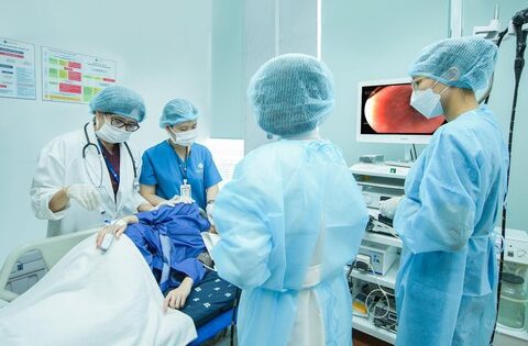 Bernard đón những người thầy nội soi từ Nhật Bản