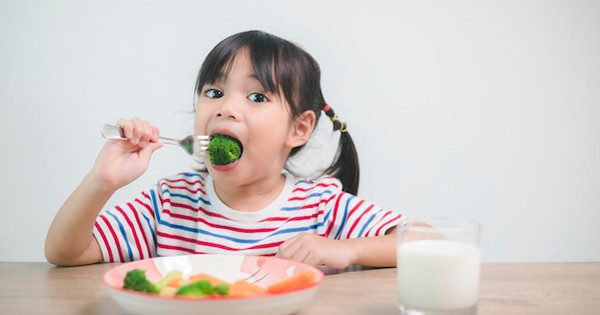 Đừng ép con uống sữa để tăng cân: Mẹ cứ nuôi theo cách này đảm bảo con khỏe mạnh, không biếng ăn