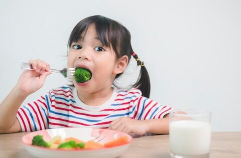 Đừng ép con uống sữa để tăng cân: Mẹ cứ nuôi theo cách này đảm bảo con khỏe mạnh, không biếng ăn