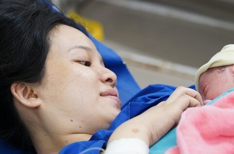 Bí quyết chăm sóc trẻ sơ sinh: Giữ ấm, bú mẹ sớm và phát hiện kịp thời dấu hiệu nguy hiểm