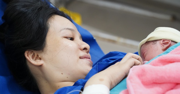 Bí quyết chăm sóc trẻ sơ sinh: Giữ ấm, bú mẹ sớm và phát hiện kịp thời dấu hiệu nguy hiểm