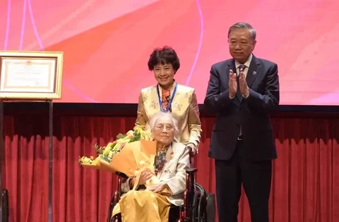 Nguyên Phó Chủ tịch nước Nguyễn Thị Bình được phong Anh hùng Lao động