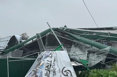 Tình hình bão số 5: Đã có 1 người chết, 8 người bị thương; Sân Pickleball tiền tỷ đổ sập