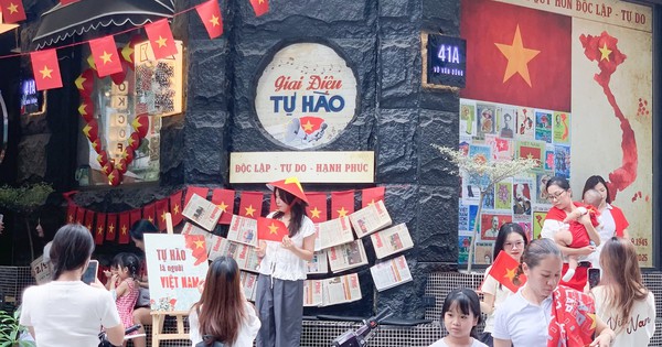 Quán cà phê Hà Nội bán chỗ ngồi từ 250 -1 triệu đồng xem diễu binh, ngày 2/9 đã hết chỗ