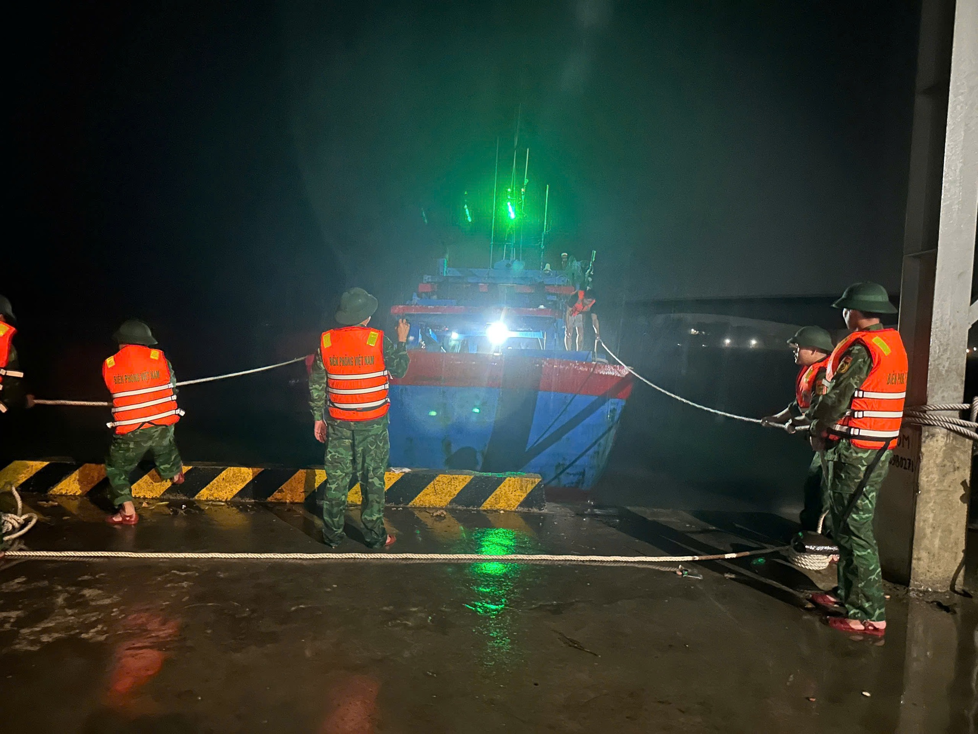 Bão số 5 chuẩn bị đổ bộ: Nhiều khu vực bắt đầu mưa trắng trời, hạn chế đi trên quốc lộ 1A, cao tốc Bắc - Nam qua Nghệ An- Ảnh 21.