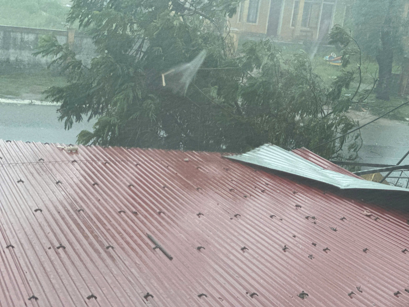 Tình hình bão số 5: Đã có 1 người chết, 8 người bị thương; Sân Pickleball tiền tỷ đổ sập- Ảnh 25.