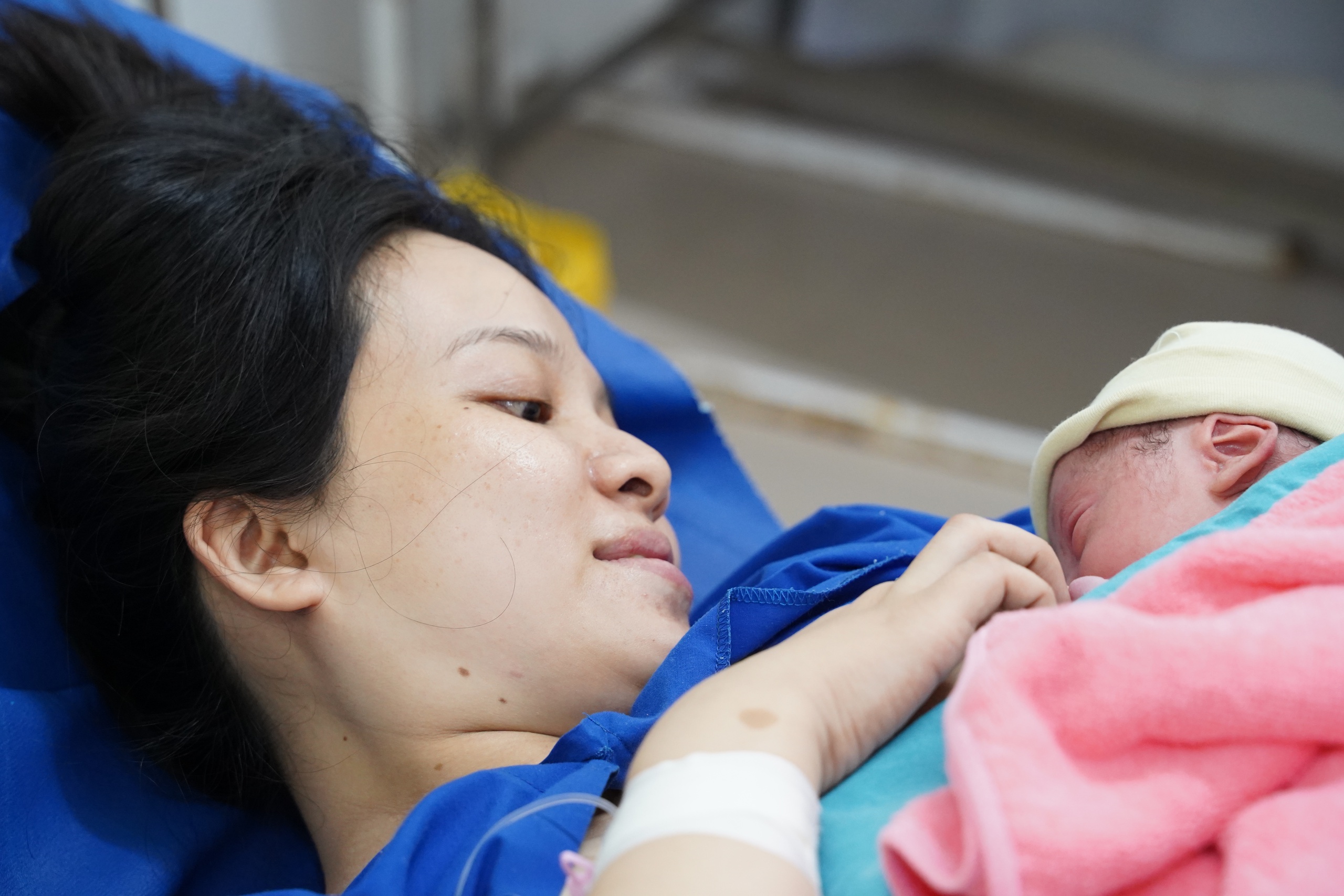 Bí quyết chăm sóc trẻ sơ sinh: Giữ ấm, bú mẹ sớm và phát hiện kịp thời dấu hiệu nguy hiểm- Ảnh 2.