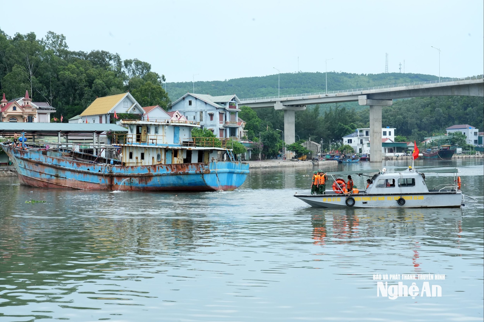 Bão số 5 chuẩn bị đổ bộ: Nhiều khu vực bắt đầu mưa trắng trời, hạn chế đi trên quốc lộ 1A, cao tốc Bắc - Nam qua Nghệ An- Ảnh 32.