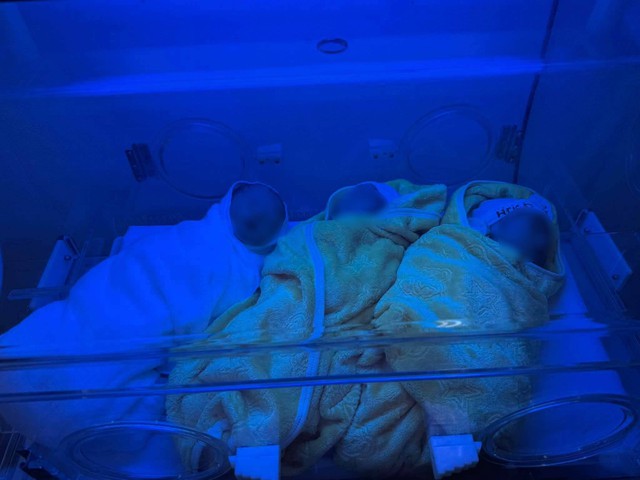 Mang thai lần thứ 6, người phụ nữ Quảng Trị bất ngờ đón tam thai ba bé trai tự nhiên- Ảnh 2.