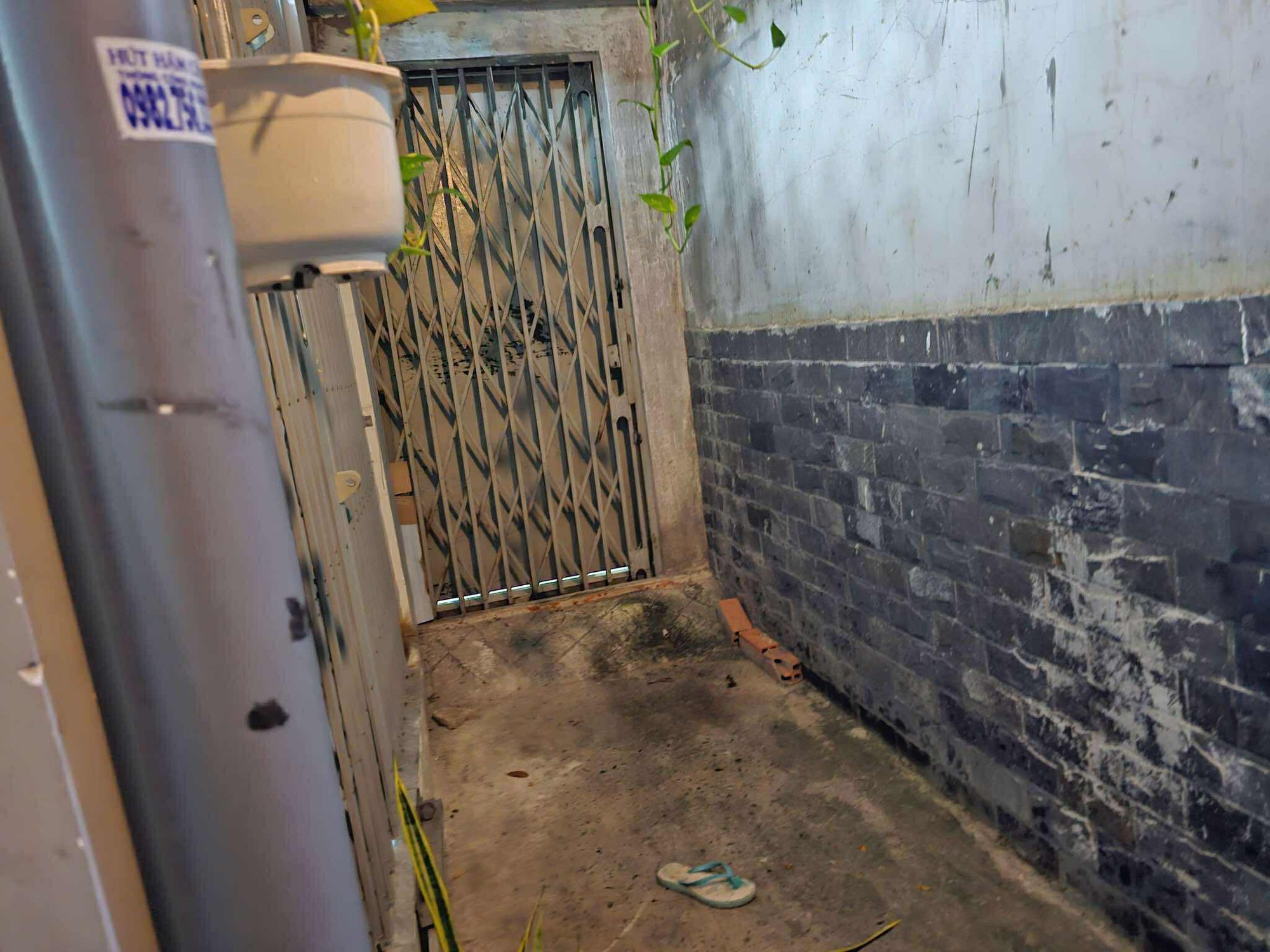 Lời khai của nghi phạm sát hại bạn gái, bỏ xác vào vali ở TP.HCM: Để xác của nạn nhân trong nhà 2 ngày rồi phi tang- Ảnh 1.