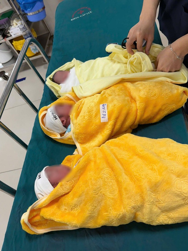 Mang thai lần thứ 6, người phụ nữ Quảng Trị bất ngờ đón tam thai ba bé trai tự nhiên- Ảnh 1.