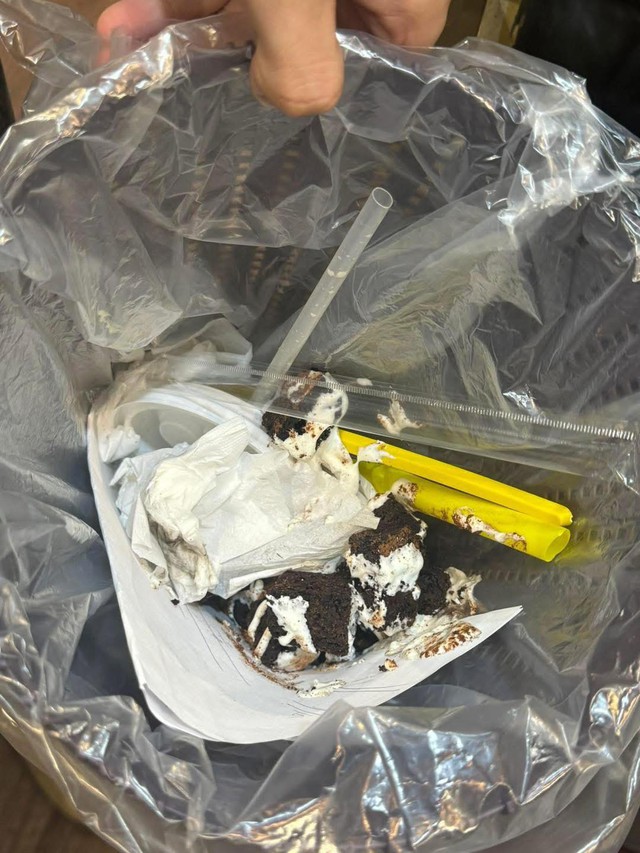 Vụ việc xảy ra tại một tiệm bánh ngọt ở Hà Nội gây ngán ngẩm: 2025 mà nhiều cha mẹ vẫn hành xử như này!- Ảnh 1.