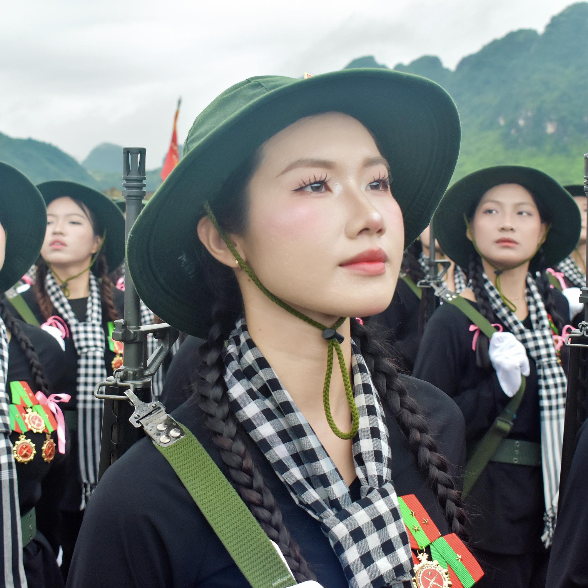 10 nữ quân nhân Việt Nam chỉ cần nở nụ cười là khuynh đảo mạng xã hội- Ảnh 6.