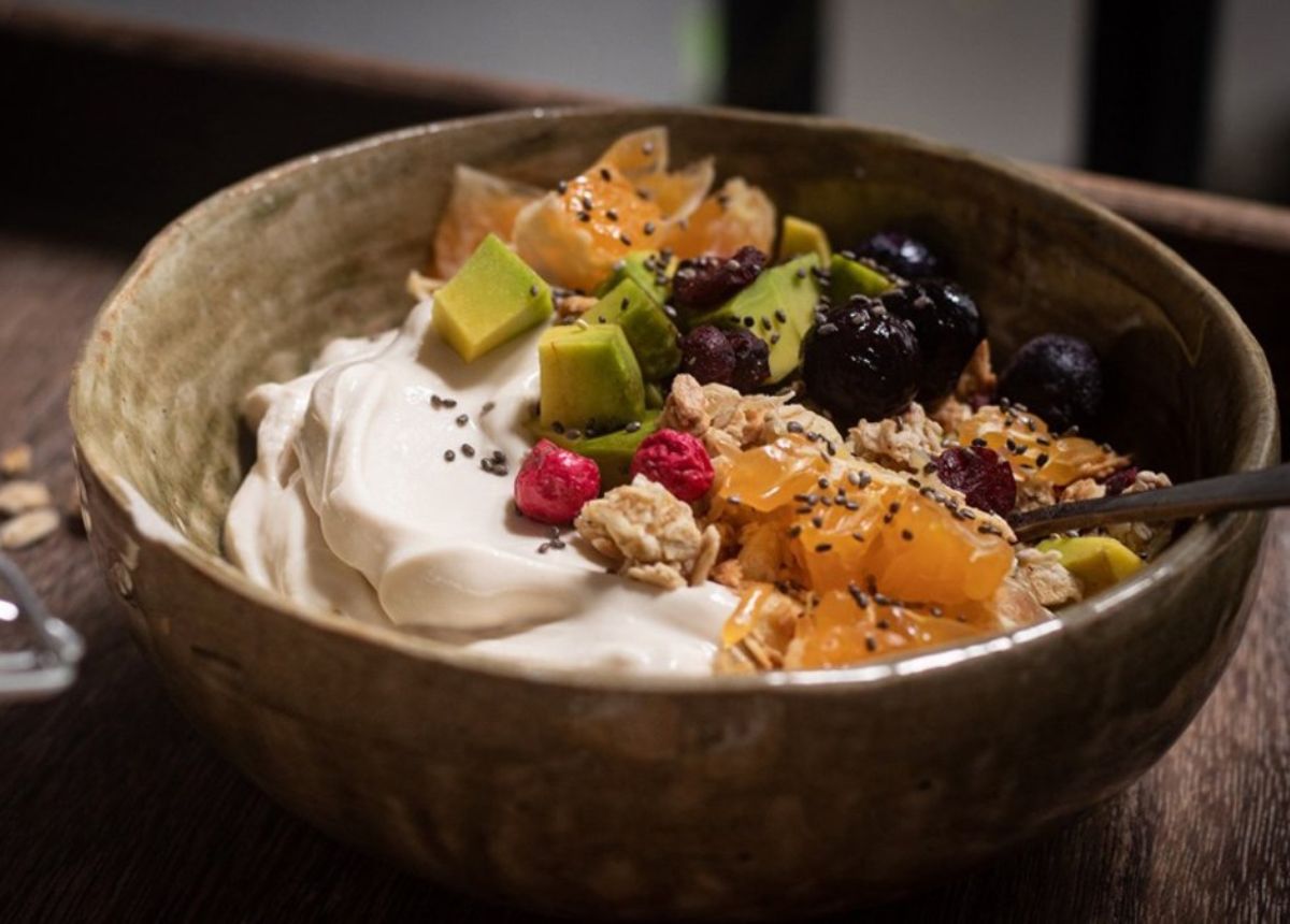 Ăn sữa chua Hy Lạp mỗi sáng trong 1 tuần, tôi bất ngờ nhận ra 4 thay đổi lớn trong cơ thể- Ảnh 2.