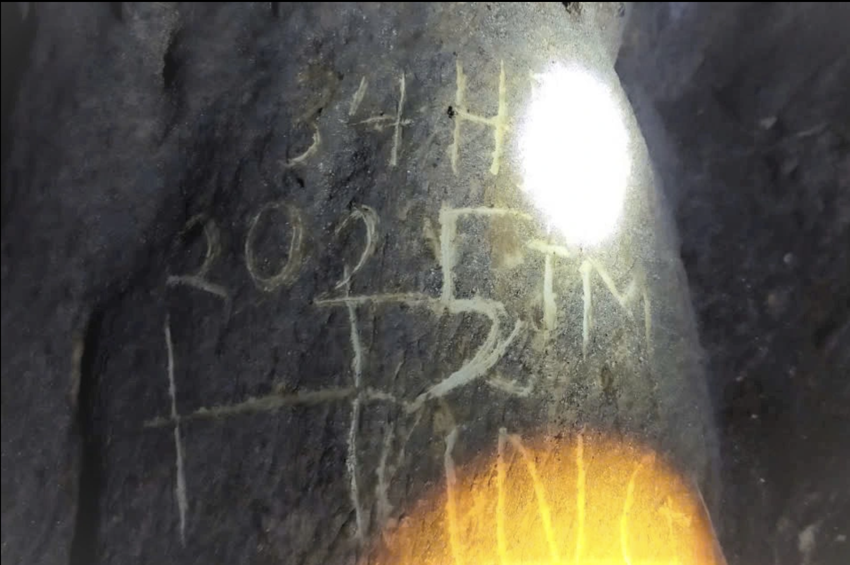 Nam du khách mất tích bí ẩn trong rừng Cúc Phương: Nội dung khắc trên vách đá nghi của nạn nhân hé lộ điều gì?- Ảnh 2.