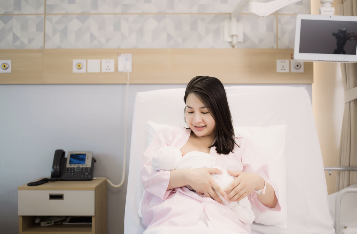 Sữa mẹ không chỉ là thức ăn mà còn là nguồn năng lượng cảm xúc cho bé- Ảnh 2.