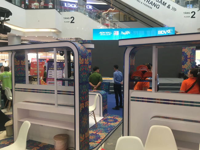 Người đàn ông nằm bất động tại tầng 1 trung tâm thương mại ở Long Biên, sau cú rơi từ tầng cao- Ảnh 2.