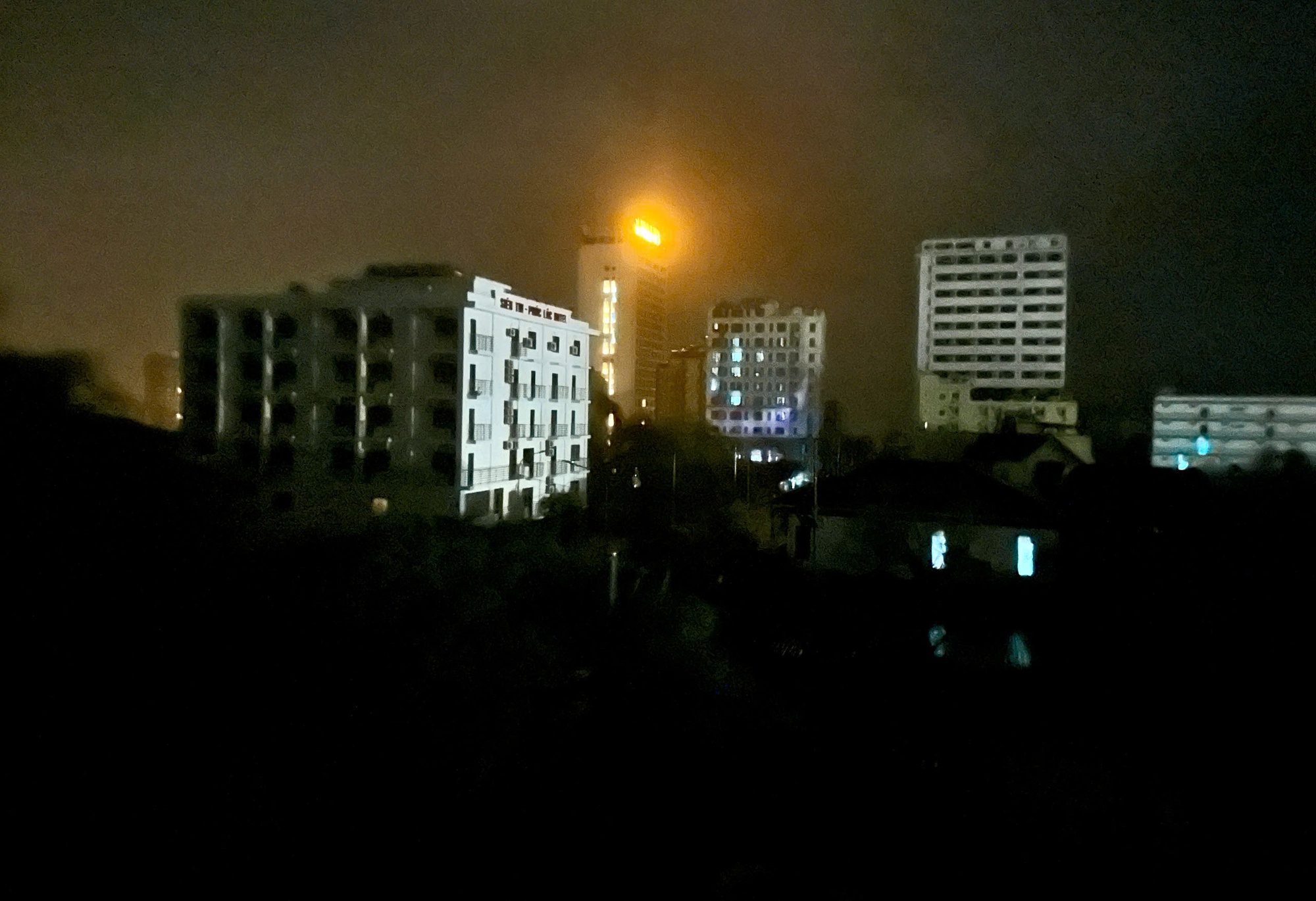 Tình hình bão số 5: Đã có 1 người chết, 8 người bị thương; Sân Pickleball tiền tỷ đổ sập- Ảnh 2.