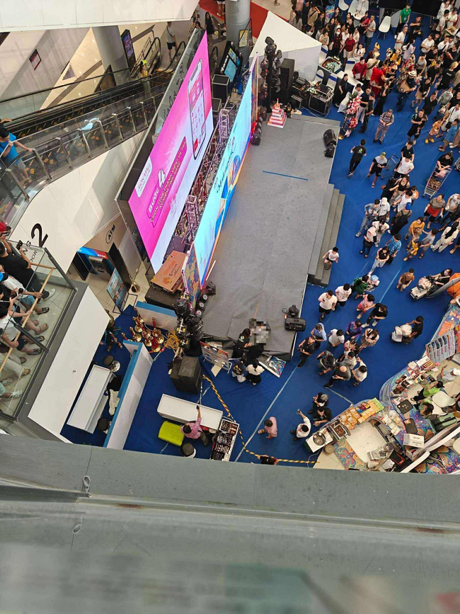 Người đàn ông nằm bất động tại tầng 1 trung tâm thương mại ở Long Biên, sau cú rơi từ tầng cao- Ảnh 1.