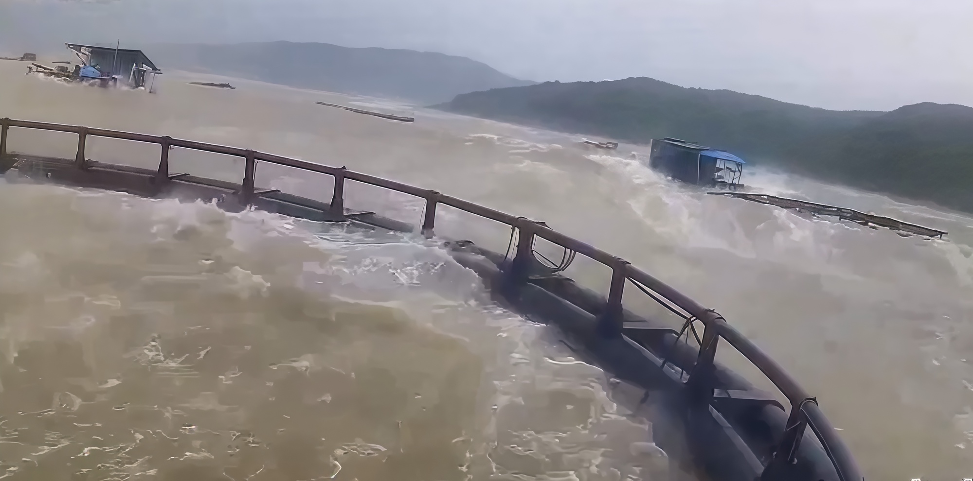 Tình hình bão số 5: Đã có 1 người chết, 8 người bị thương; Sân Pickleball tiền tỷ đổ sập- Ảnh 23.