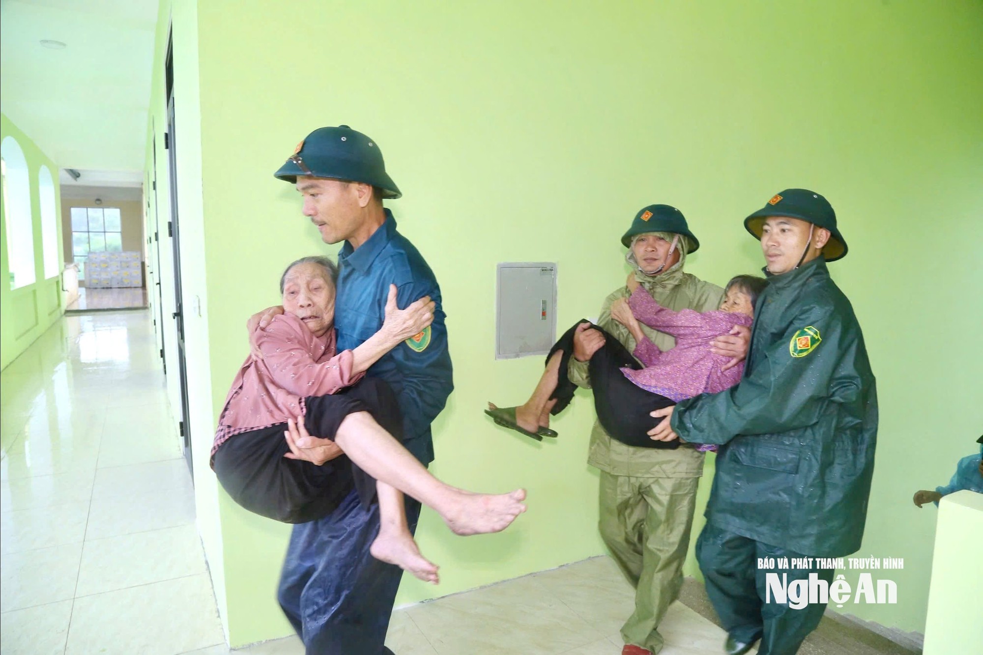 Bão số 5 chuẩn bị đổ bộ: Nhiều khu vực bắt đầu mưa trắng trời, hạn chế đi trên quốc lộ 1A, cao tốc Bắc - Nam qua Nghệ An- Ảnh 14.