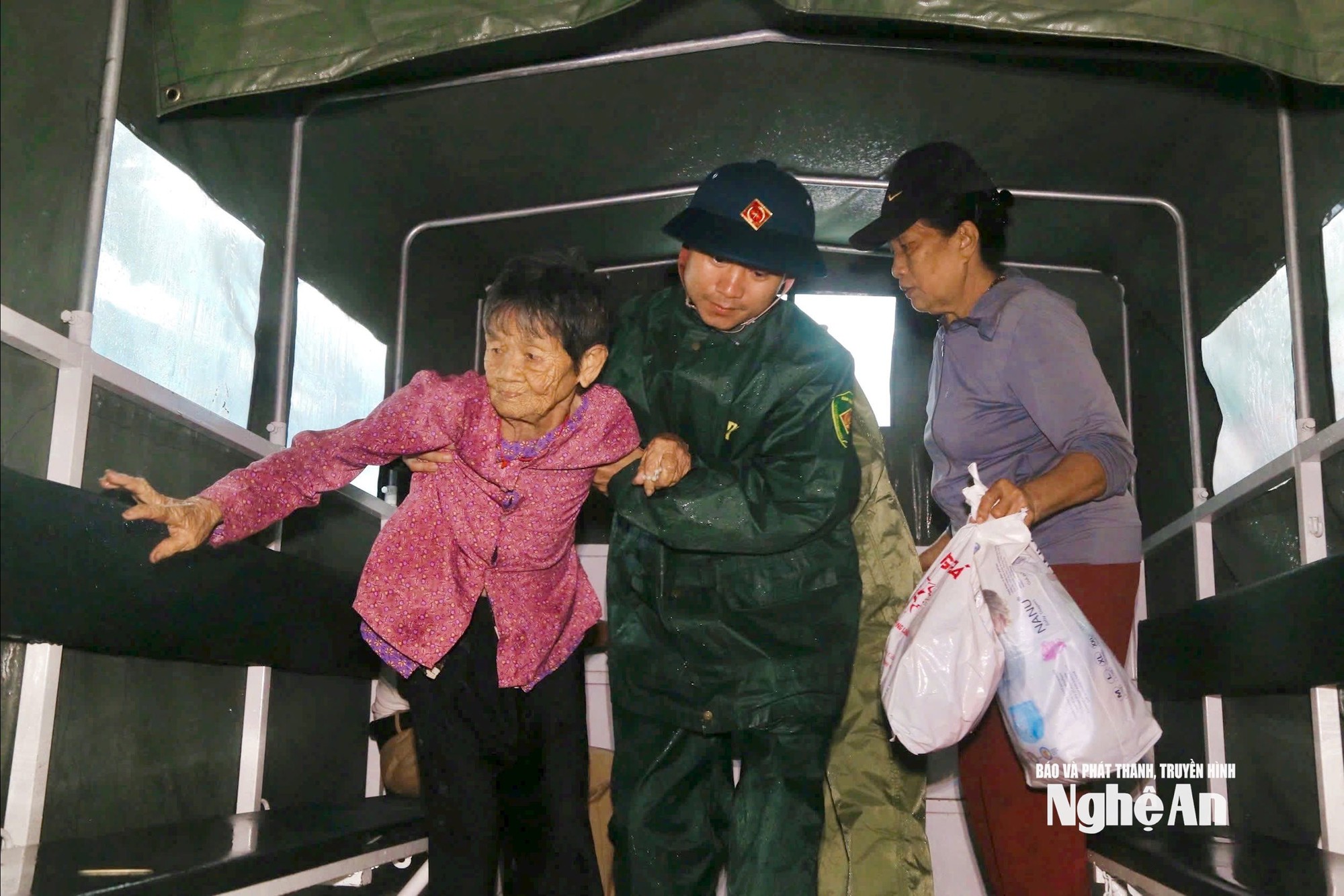 Bão số 5 chuẩn bị đổ bộ: Nhiều khu vực bắt đầu mưa trắng trời, hạn chế đi trên quốc lộ 1A, cao tốc Bắc - Nam qua Nghệ An- Ảnh 13.