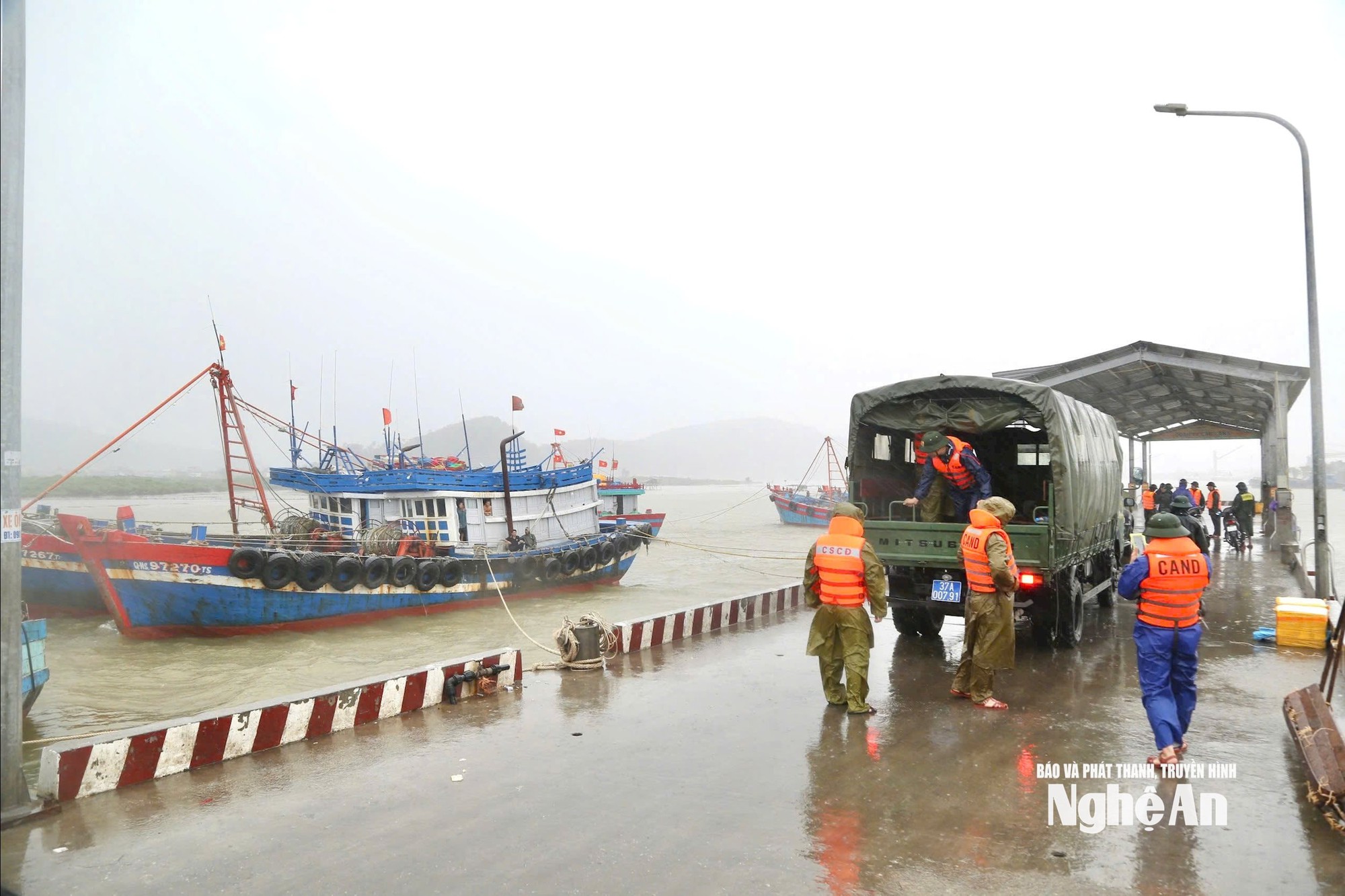 Bão số 5 chuẩn bị đổ bộ: Nhiều khu vực bắt đầu mưa trắng trời, hạn chế đi trên quốc lộ 1A, cao tốc Bắc - Nam qua Nghệ An- Ảnh 16.