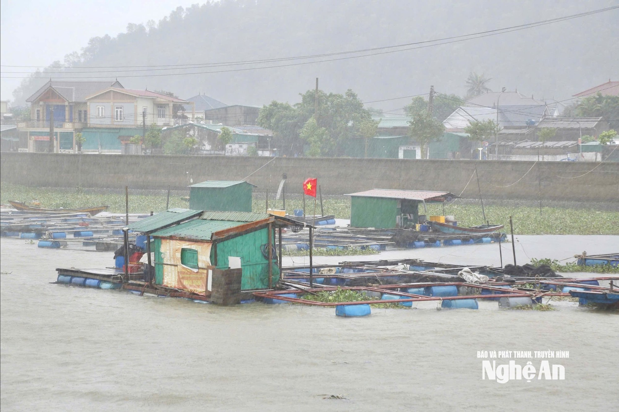 Bão số 5 chuẩn bị đổ bộ: Nhiều khu vực bắt đầu mưa trắng trời, hạn chế đi trên quốc lộ 1A, cao tốc Bắc - Nam qua Nghệ An- Ảnh 17.