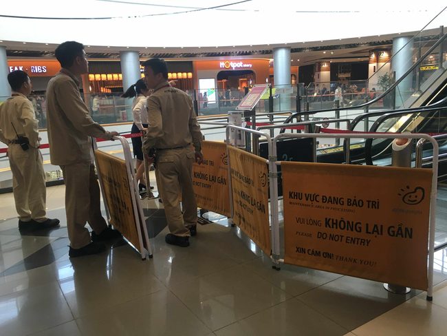 Người đàn ông nằm bất động tại tầng 1 trung tâm thương mại ở Long Biên, sau cú rơi từ tầng cao- Ảnh 3.