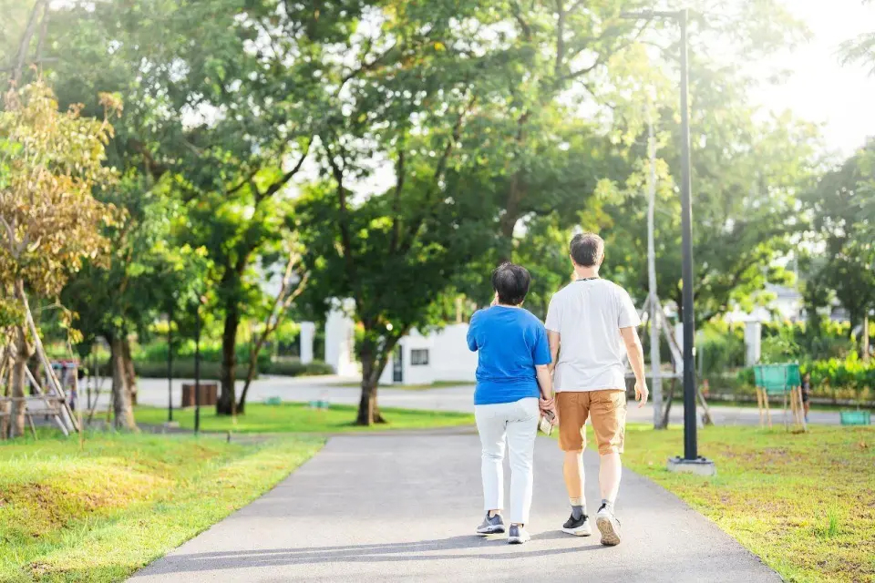 Đi bộ hay chạy bộ 5km: Cách nào giúp cơ thể khỏe hơn, đốt mỡ nhanh hơn?- Ảnh 2.