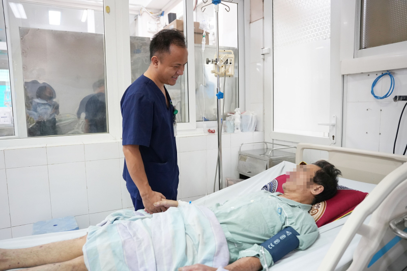 Người đàn ông ở Hưng Yên nguy kịch, tím toàn thân sau chế biến thịt lợn sống, bác sĩ khuyến cáo 3 không- Ảnh 2.