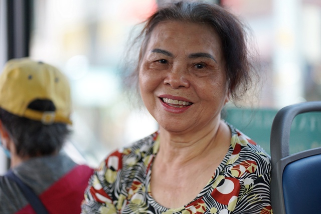 Người dân TP.HCM hào hứng đi thử xe buýt điện mới toanh, tiết lộ điều bất ngờ ngay từ ngày đầu tiên vận hành- Ảnh 6.